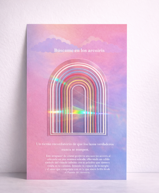 Sticker Atrapasol “Búscame en el Arcoíris” – Prisma de Luz 🌈